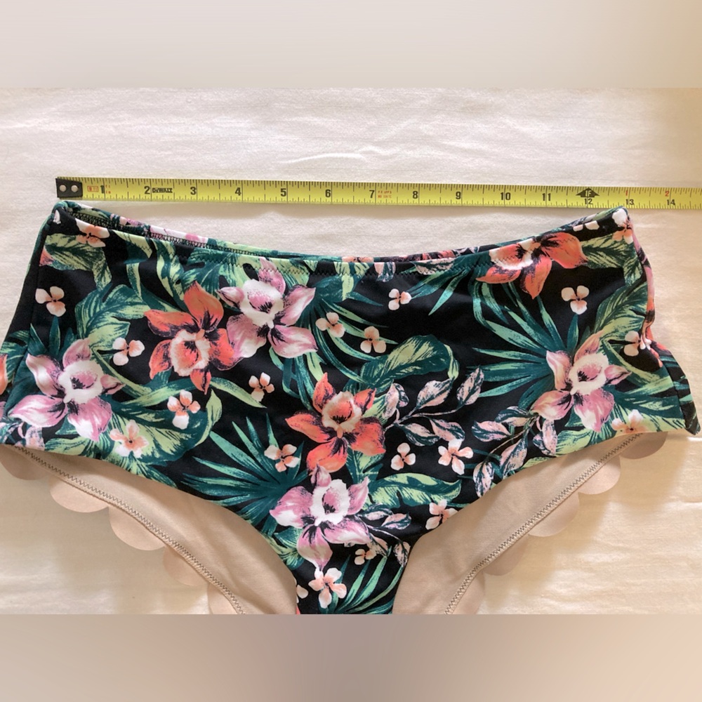 Vanilla/Beach Floral‎ Scalloped Bikini Bottom size Medium - Picture 4 of 5